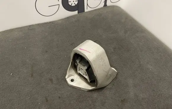 Volvo S90, V90 Engine mount bracket 31480565