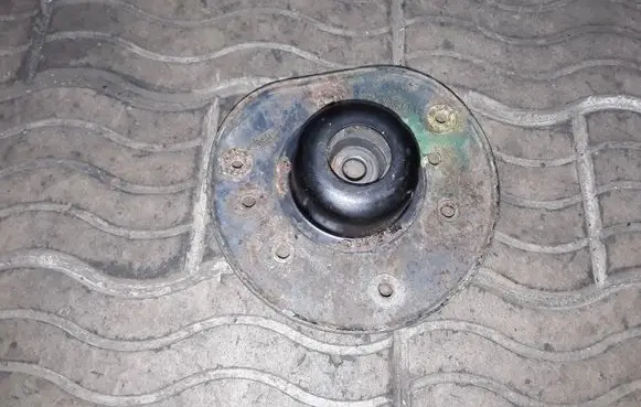 Jeep Grand Cherokee (WK) Coil spring mount 221111