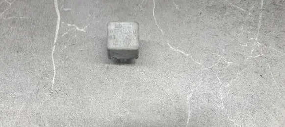 BMW 3 E21 Fuel pump relay 0332014406