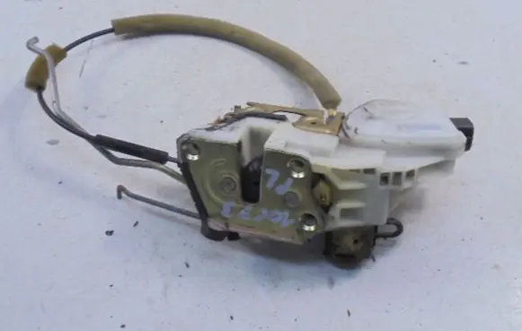 Mitsubishi Space Runner Front door lock