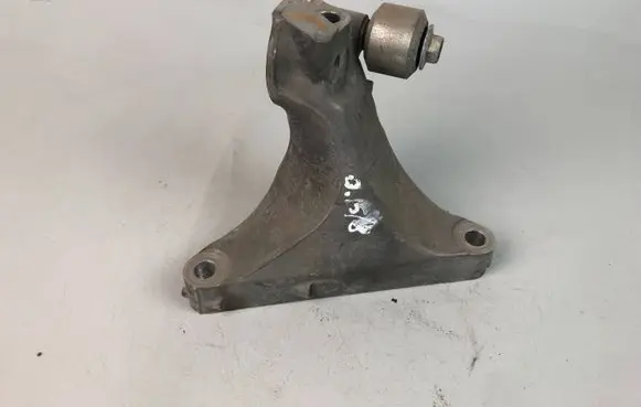 Subaru Outback (BS) Engine mounting bracket