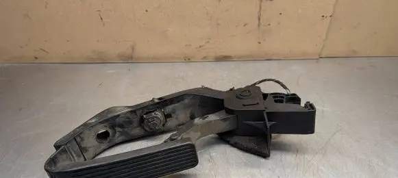 Mercedes-Benz E W211 Accelerator throttle pedal A2113000404