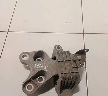 Opel Insignia B Engine mount bracket 84254937