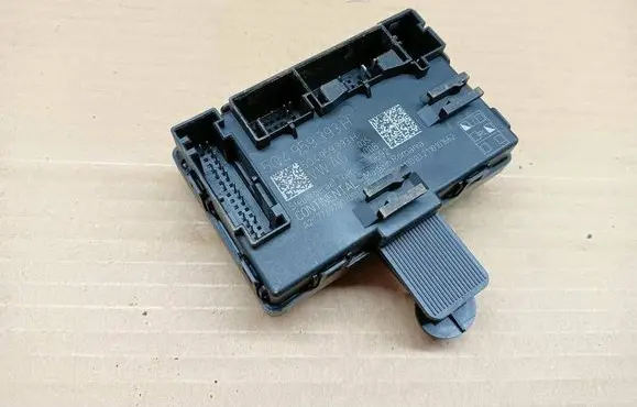 Skoda Octavia Mk4 Door control unit/module 5Q4959393H 0692