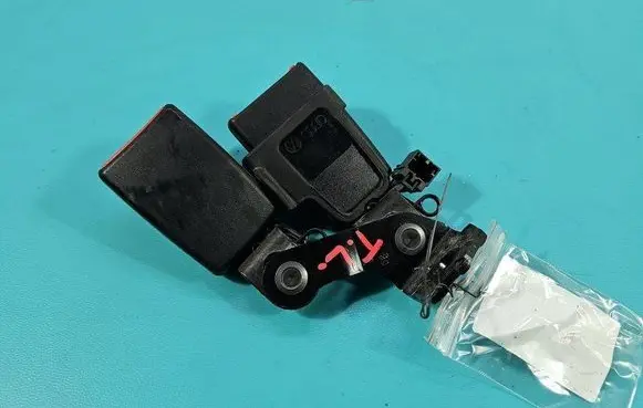 Rear seatbelt