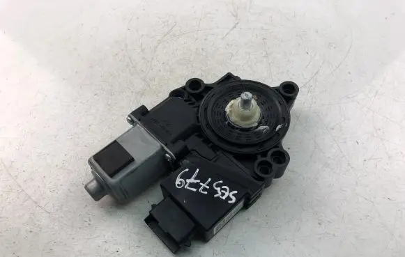 KIA Ceed Front door window regulator motor 82450A2010