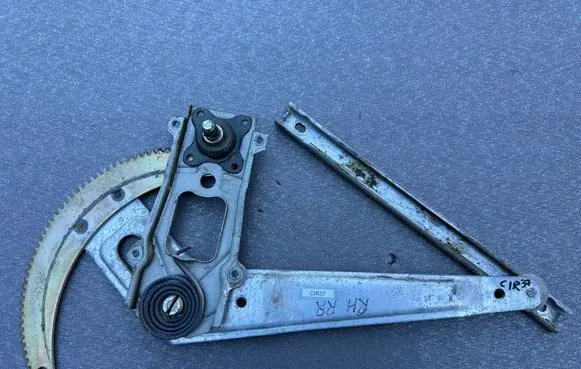 Nissan Patrol Y60 Rear window lifting mechanism without motor 8270032J00