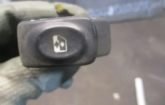 Renault Thalia II Front door window switch trim 467795