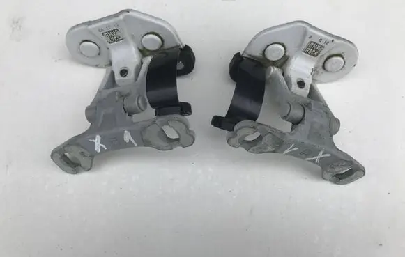 BMW 1 E81 E87 Front door upper hinge 7060626