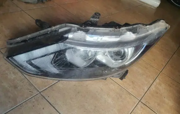 Nissan Qashqai Headlight/headlamp 10018013