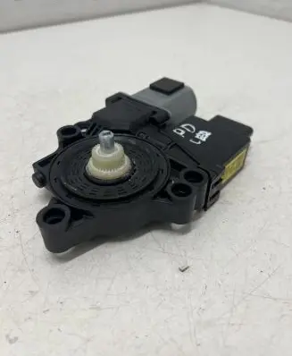 KIA Ceed Front door window regulator motor 82460A2010 001100533414 617013001