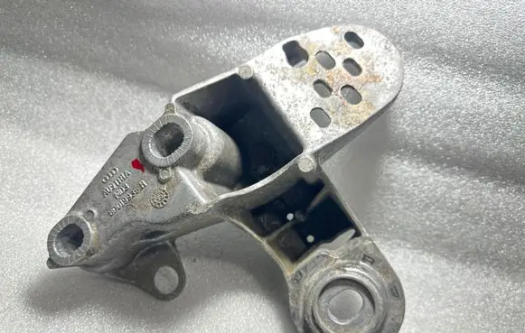 Engine mounting bracket