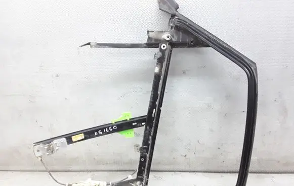 Rear door manual window regulator