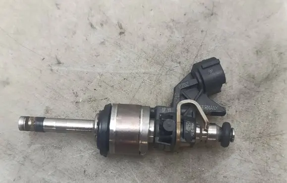 Nissan Qashqai J12 Fuel injector 166006RC0A 0261500748