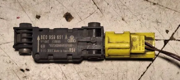 Audi A3 S3 8P Airbag deployment crash/impact sensor 8E0959651A 130605 011087