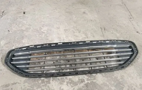 Ford Fusion II Front bumper upper radiator grill DS738150BDW