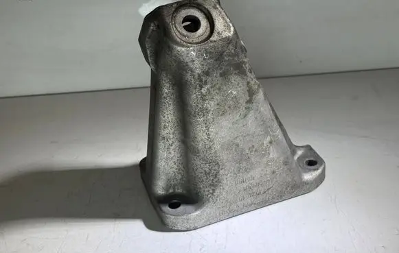 Engine mounting bracket