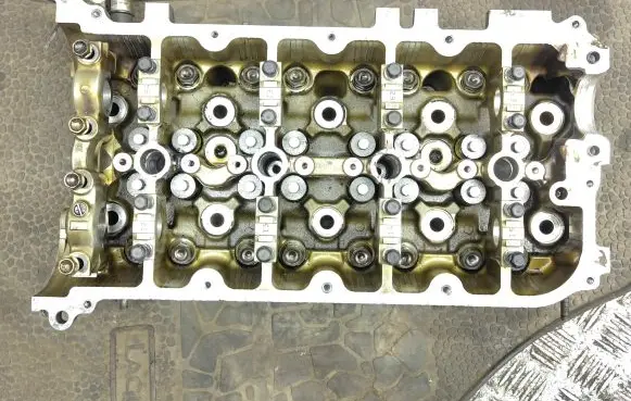 Mazda CX-7 Engine head R2AA10100