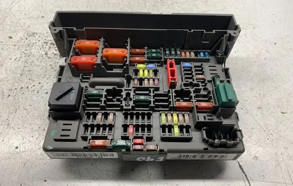 BMW 3 E90 E91 Fuse module 10688710 911944702 90620408