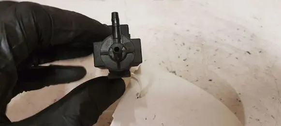 BMW 1 F20 F21 Turbo solenoid valve 70231800 7810831