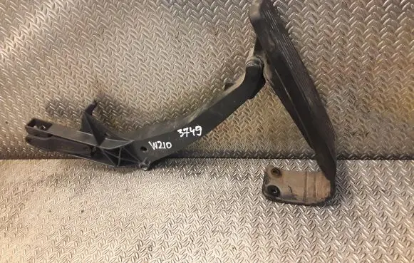 Mercedes-Benz E W210 Accelerator throttle pedal 2103011220 A2103011220