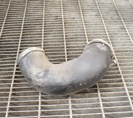 Audi Q7 4L Intercooler hose/pipe 4L0145972A