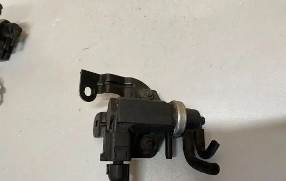 Audi A6 S6 C6 4F Vacuum valve 1J0906627C
