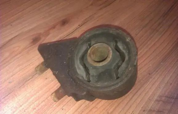 Nissan Almera Engine mount bracket