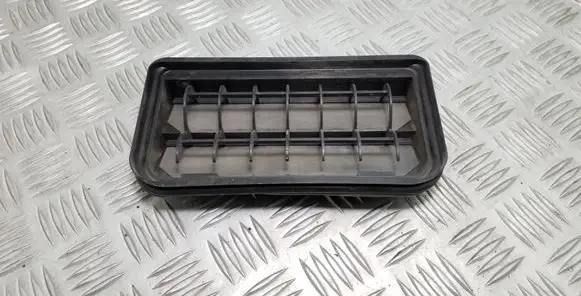 Quarter panel pressure vent