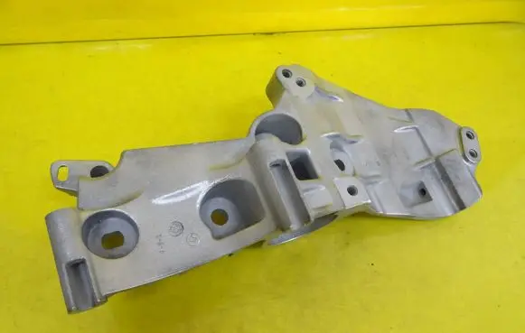 Renault Megane III Generator/alternator bracket 8200669494