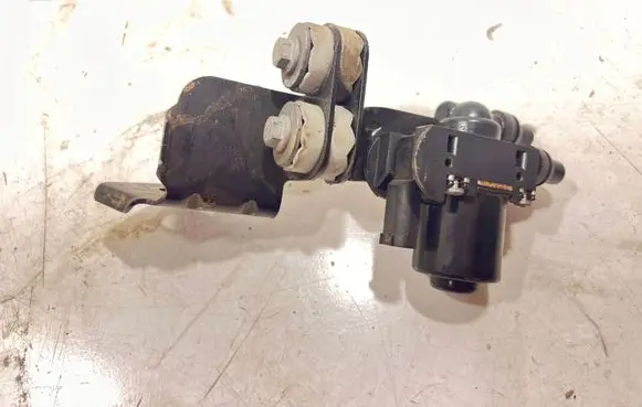 BMW 5 F10 F11 Coolant heater control valve 8517077