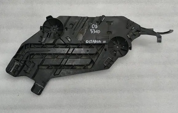 Skoda Octavia Mk2 (1Z) Headlight/headlamp mounting bracket 170350-01