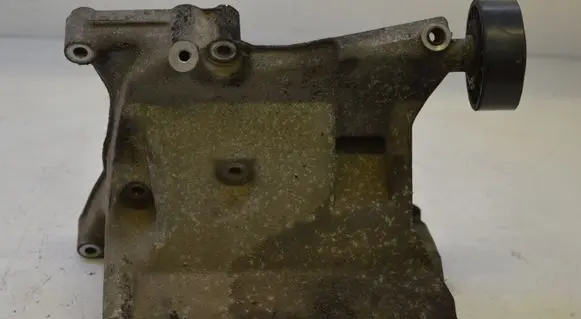 Mercedes-Benz CLK A208 C208 A/C compressor mount bracket R1110960345