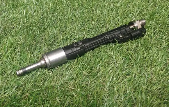 BMW 5 F10 F11 Fuel injector 7597870 13647597870 0621500109