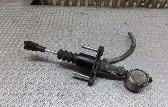Opel Zafira B Clutch master cylinder 90581565