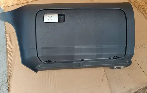 Volkswagen Golf V Glove box
