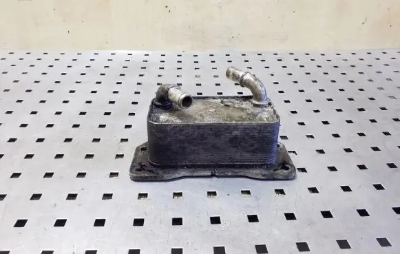 Volvo XC70 Oil filter mounting bracket