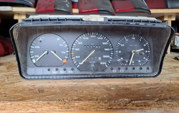 Volkswagen PASSAT B3 Speedometer (instrument cluster) 357919033 220388212501