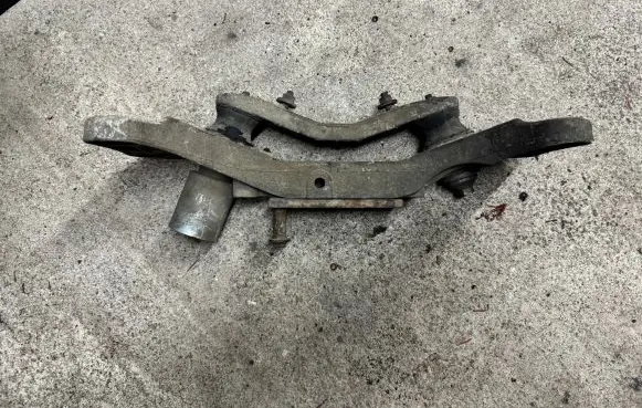 BMW 5 E39 Gearbox mounting bracket 1096106 2237
