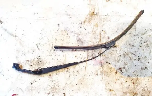 Peugeot 4007 Front wiper blade arm