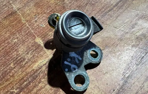 Toyota Yaris Coupe door lock (next to the handle) 