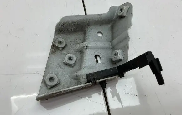 Volkswagen Touareg II Fender mounting bracket 7P6821152A