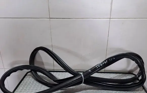 Suzuki SX4 S-Cross Front door rubber seal 