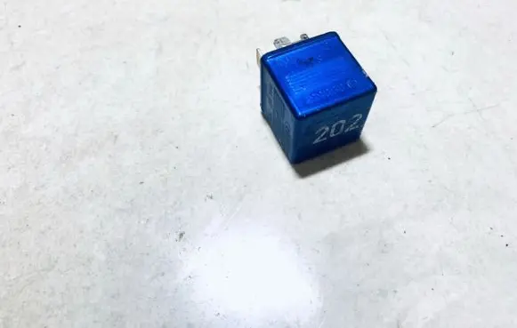 Volkswagen PASSAT B5 Other relay 8A0951253