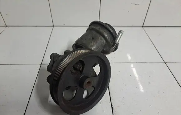 Toyota Avensis T250 Power steering pump