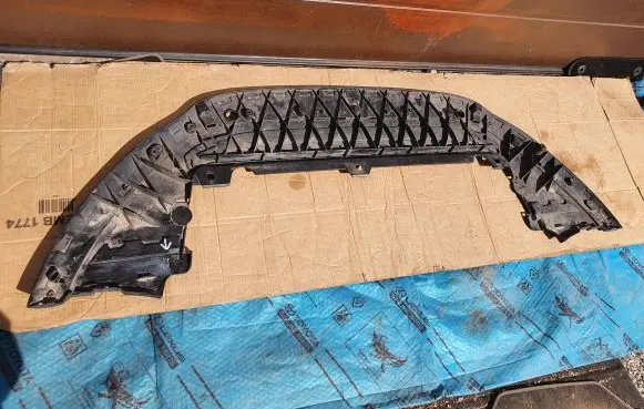 Volvo S60 Front bumper skid plate/under tray 31352298