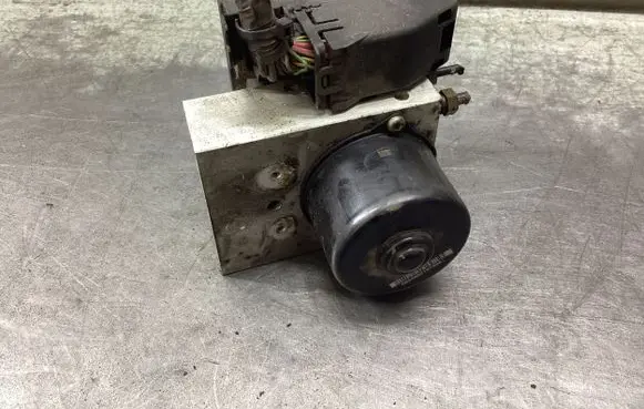 Volvo V70 ABS Pump P30714952 315161 00135204042