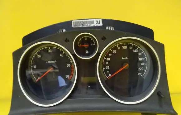 Opel Zafira B Speedometer (instrument cluster) 13225988XJ
