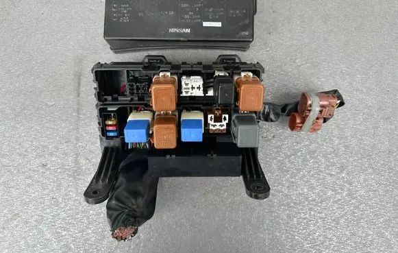 Nissan Patrol Y61 Relay mounting block 24388VC760 2438351E01 24382VD260