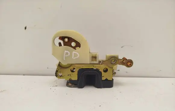 Opel Astra F Front door lock 90452374
